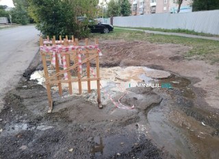 Вода продолжает течь из колодца в Октябрьском районе: проблема не решена