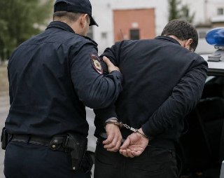 Суд над Рубцовчанином за Нападение на Полицейского