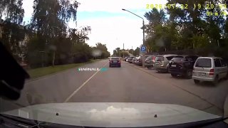 ДТП с мотоциклистом возле парка: видео с места происшествия