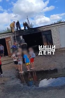 Пожар в Рубцовске: горел гараж с автомобилем на Пролетарской